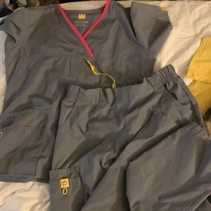 Wonder Wink pewter grey scrub set SMALL